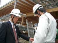 現場監督から説明を受ける東白川村長